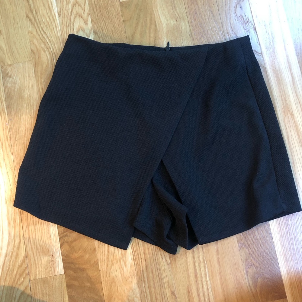 NWOT LF Black Woven Skort